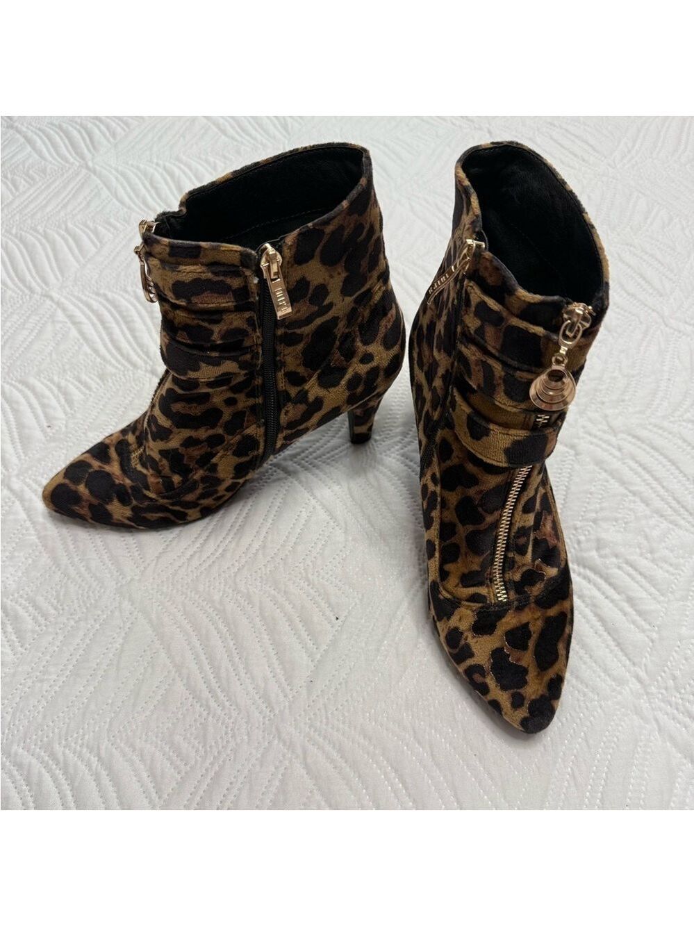 Idifu Women’s Faux Leopard Fur Ankle Heel Boots. Size 8